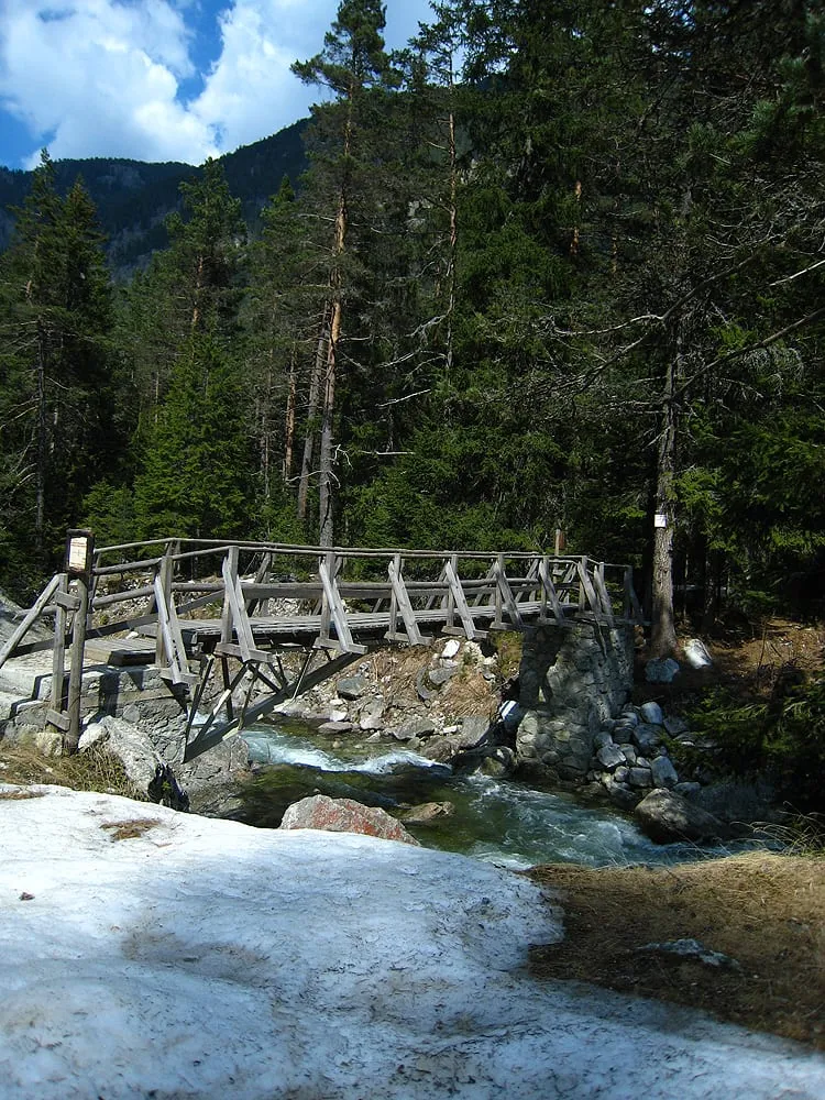 A wooden footbridge over the river on the Beli Iskar eco-trail