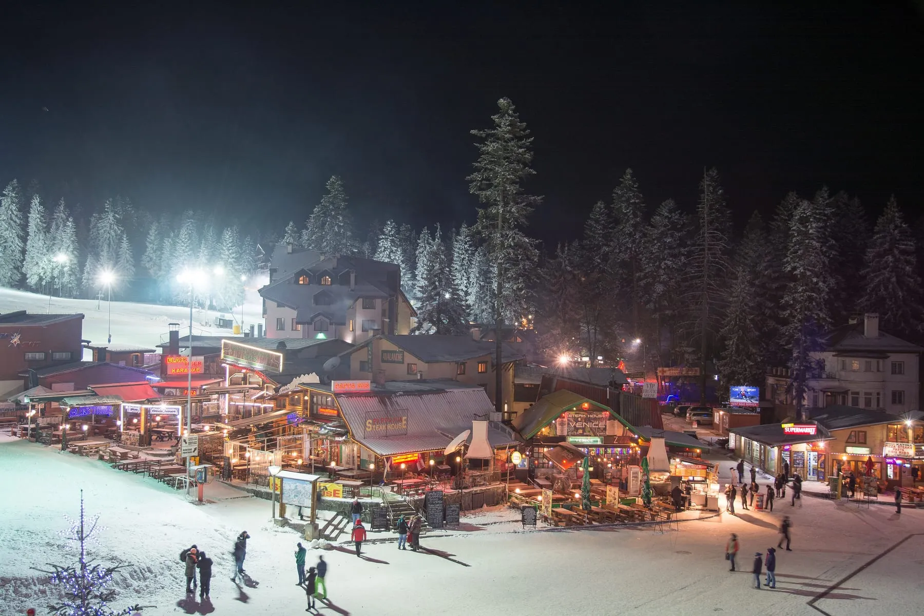 A winter evening in the centre of Borovets