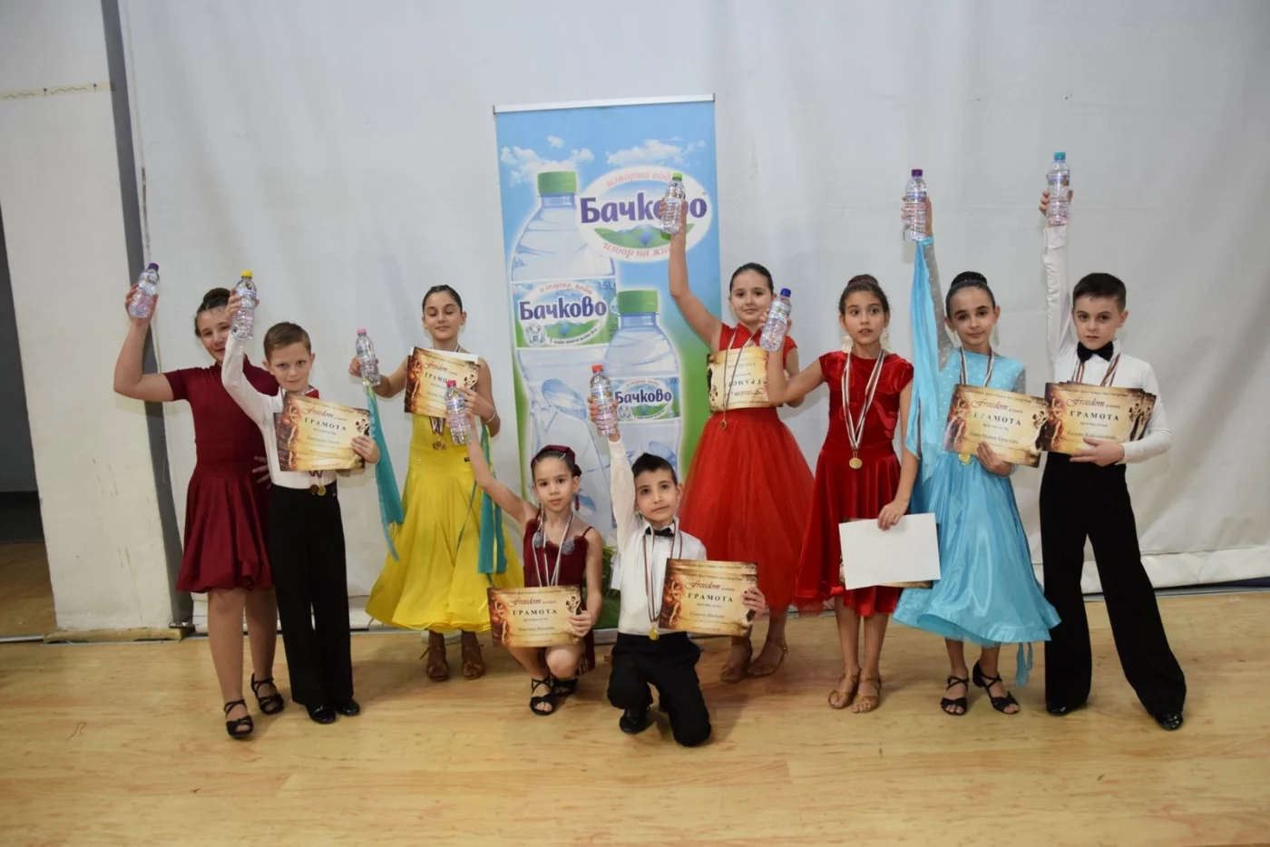 Деца с грамоти и медали от Freedom to Dance 2026